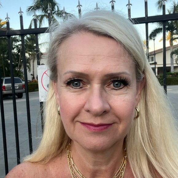 Meet your Posher, Elaine - Picture 1 of 2